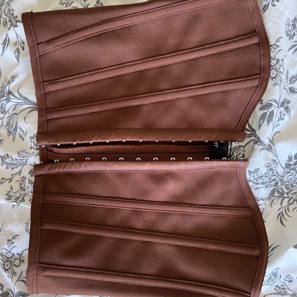 Corset - Picture 3 of 5